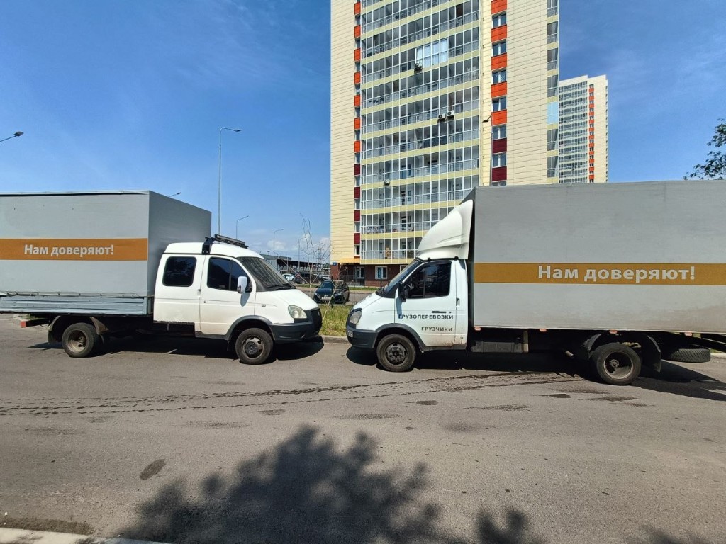 Две машины на парковке