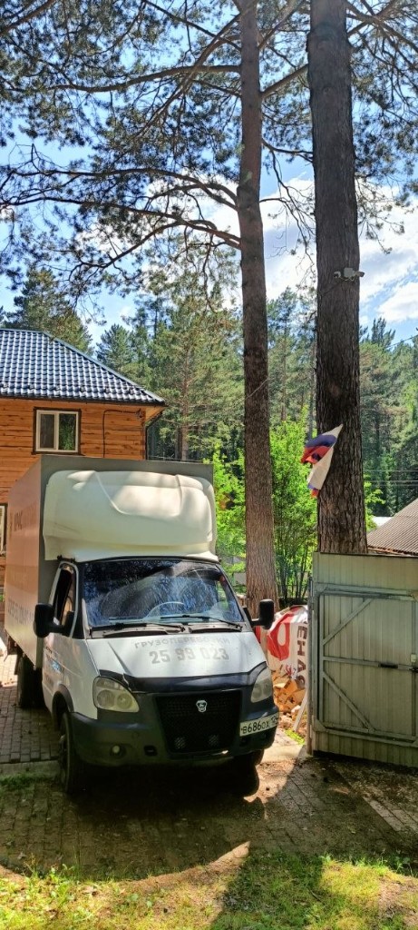 Газель у частного дома
